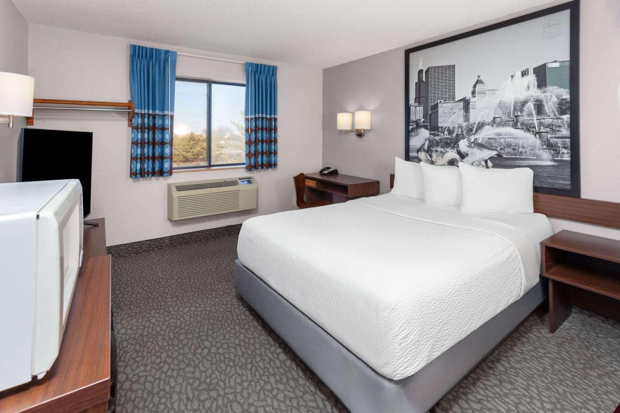 Super 8 By Wyndham Romeoville Bolingbrook Exterior photo