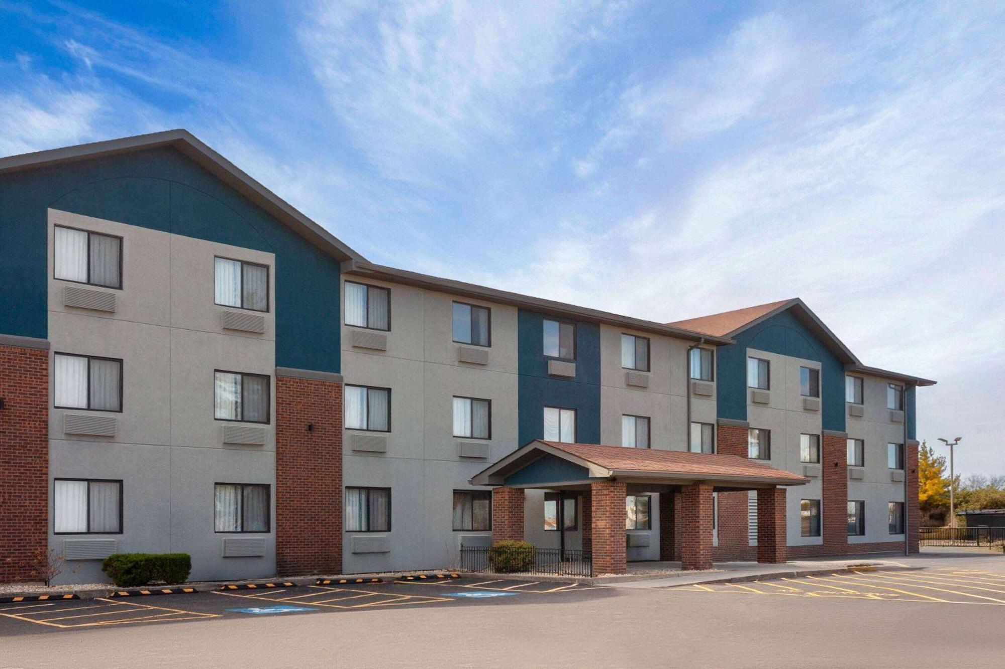 Super 8 By Wyndham Romeoville Bolingbrook Exterior photo