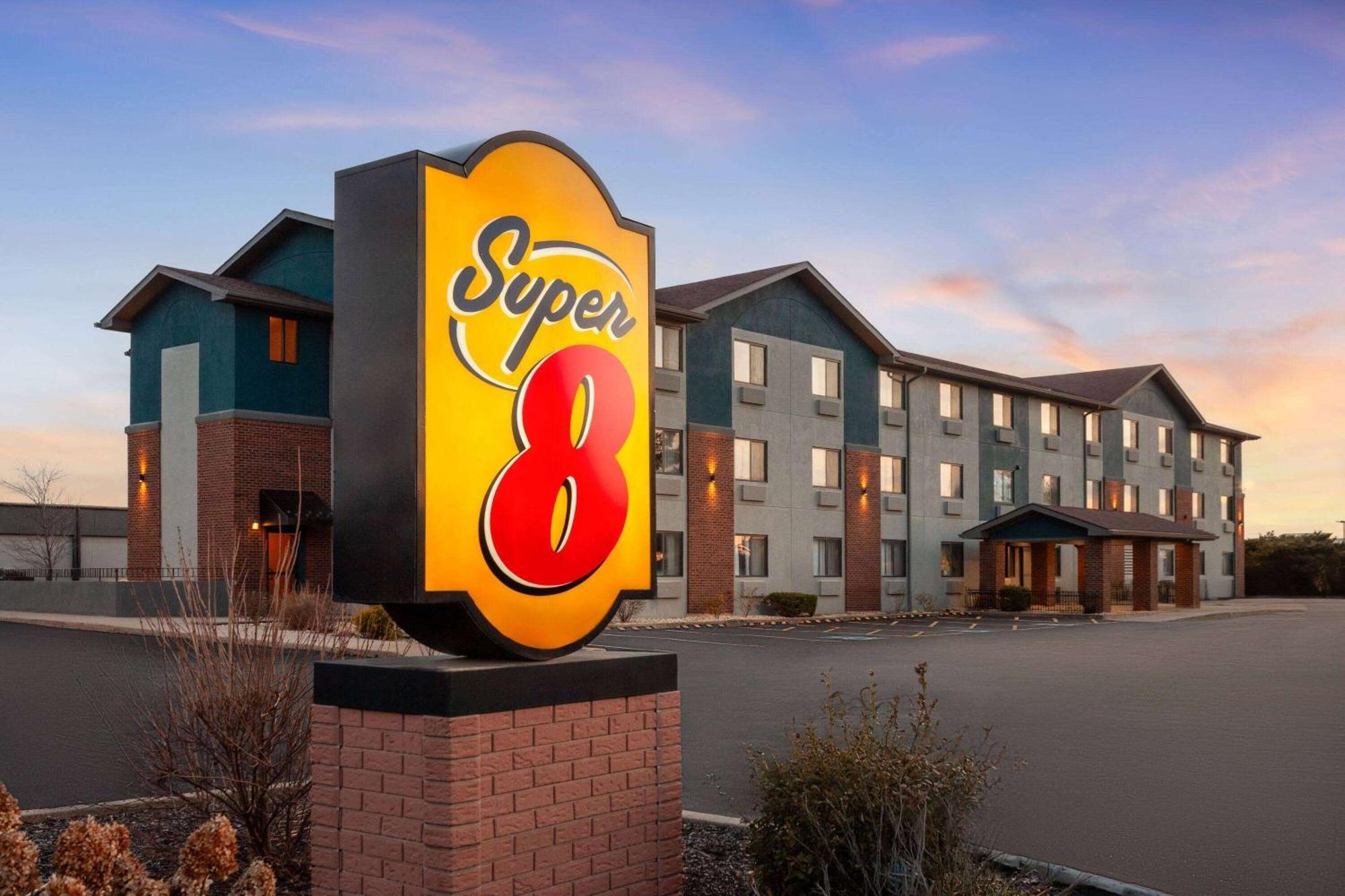 Super 8 By Wyndham Romeoville Bolingbrook Exterior photo