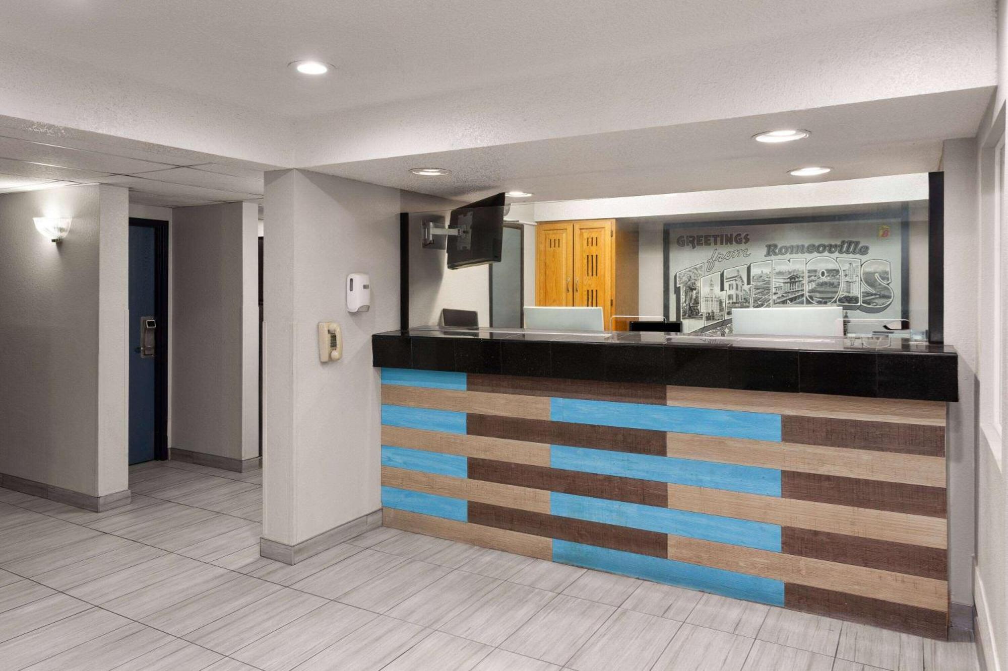 Super 8 By Wyndham Romeoville Bolingbrook Exterior photo
