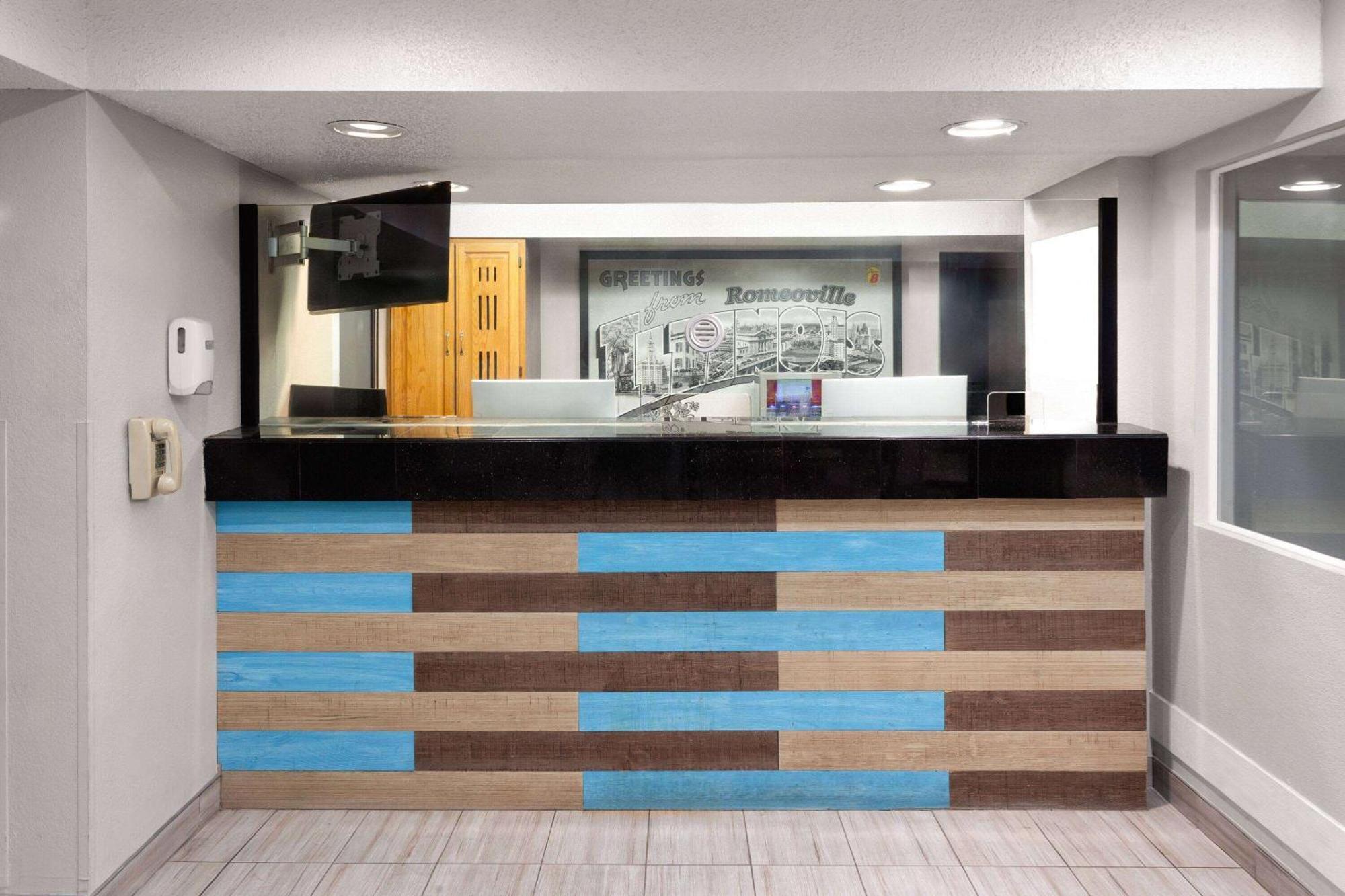 Super 8 By Wyndham Romeoville Bolingbrook Exterior photo